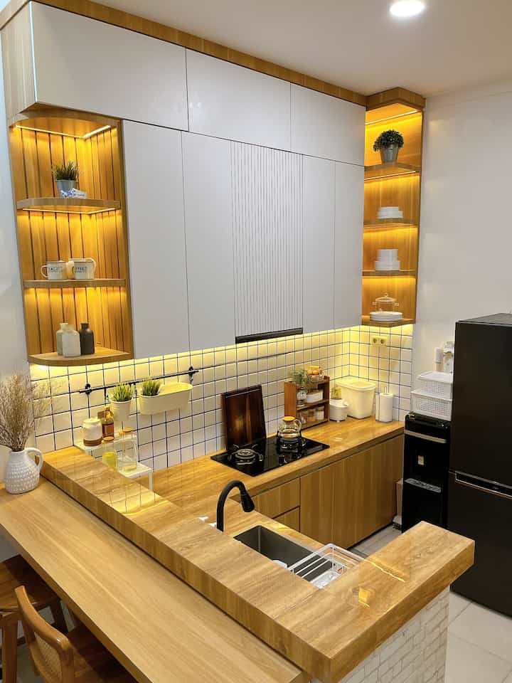 Tips penyimpanan di dapurku agar terlihat rapi✨

Memiliki space yang terbatas membuatku harus bisa memaksimalkan tempat penyimpanan agar dapur terlihat rapi.

Pemilihan kabinet sampai keatas plafond juga menjadi salah satu solusi agar barang-barang dapat tersimpan semua dengan rapi🤎

#KitchenSet 
#KitchenOrganization
#DapurRapi
#PenyimpananDapur 