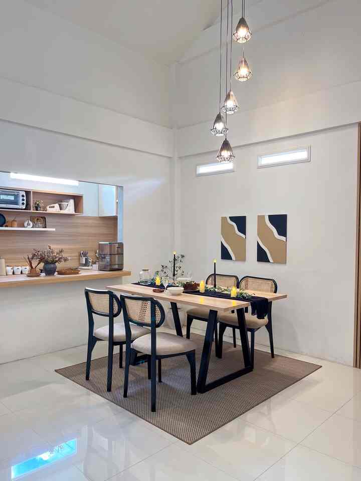 Udah sampai di usia males mau buka puasa di luar rumah, tapi biar gak bosen aku coba dekor dining tablenya dengan beberpa item yang bikin area ini jadi terlihat dan terasa berbeda. 
Yukk ikutan dekorasi ruangan dengan tambahan lilin led dan tambhan item lainnya buat bikin suasana baru di rumah
#diningarea #dekorasiruangmakan #mejaHPL #CatDinding #AnyamanRotan 
