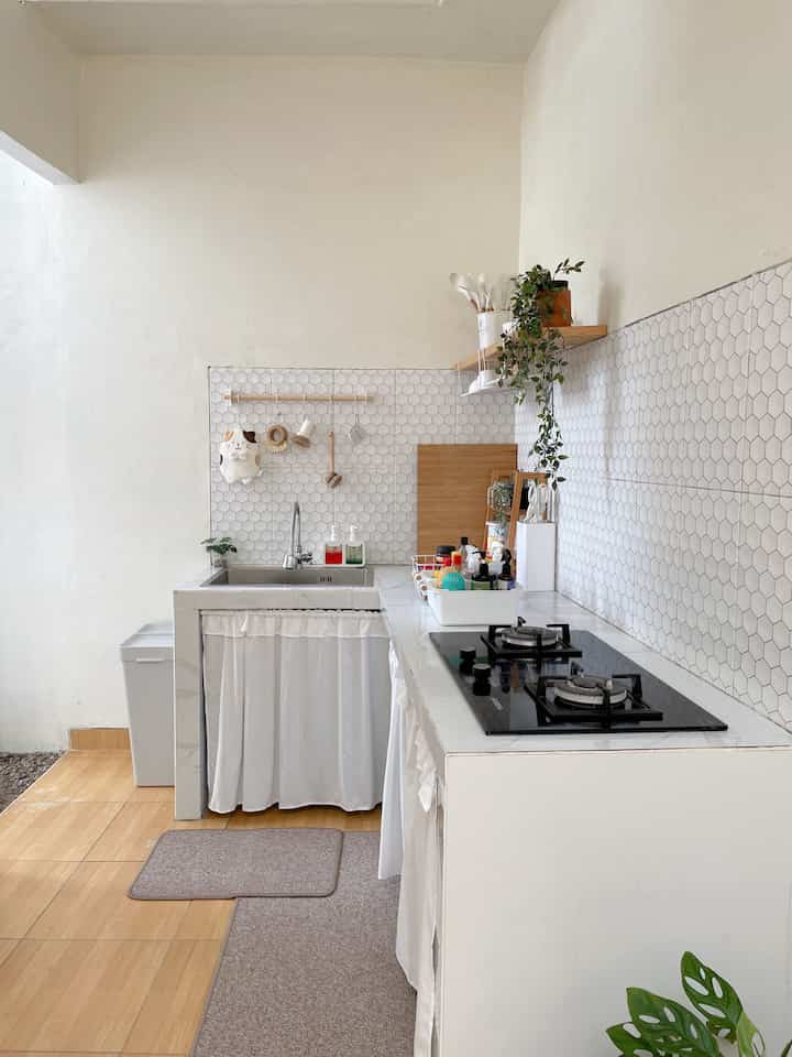 Tips for a neat kitchen without a kitchen set. 

Use of curtains under the kitchen to cover the shame of the kitchen to make it look neat. Behind the curtains under the kitchen is used for storing pans/Teflon and some storage. 

Kitchen shelf shelves that can be used for additional space to store some kitchen items. 

Kitchen storage to group and store some kitchen spices. 

Hanging shelf shelves to store some furniture such as small bowls and spice jars. 

#KitchenOrganization #DapurRapi #PenyimpananDapur #DapurMinimalis #DindingDapur #KitchenMat #RelGantunganDapur #TempatSampahIKEA