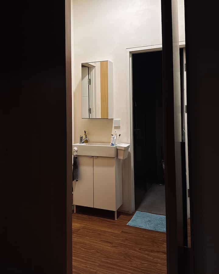 Dibalik hidden door ada apa? Ada area private, yg dihubungkan sama junction kamar mandi. Ada washtafel kecil & rak kaca di area itu✨ 

Kita cari washtafel kabinet yg lebarnya ga lebih dari lebar tembok sampingnya. Belinya di IKEA, tp karena kita nemu di bagian ‘as is’, jadi kita ga nemu detail kabinetnya🥲 #KamarMandi #JunctionKamarMandi #HiddenDoor #Japandi #DekorKamarMandi
