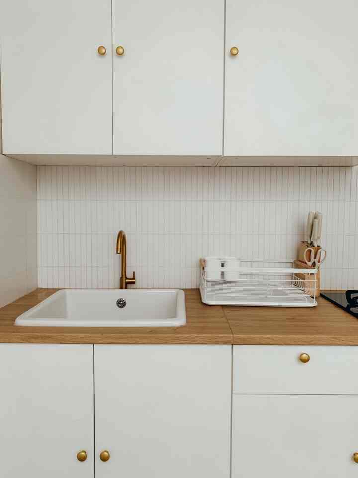 Dapur kecil bukan berarti harus sumpek. Dengan laci tersembunyi ini, semua peralatan masak punya rumahnya sendiri. Lebih rapi, lebih lega, dan pastinya lebih nyaman buat eksplorasi resep baru. Siapa yang setuju kalau dapur rapi bikin masak jadi lebih menyenangkan? 

#KitchenOrganization #DapurRapi #PenyimpananDapur #HomeOrganization #DapurMinimalis #KitchenInspiration #DekorasiDapur #StorageIdeas #DapurKecil #KitchenStorage 