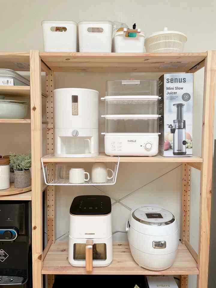 Penggunaan rak dapur untuk penyimpanan storage dan barang dapur. Penggunaan rak dapur ukuran besar bisa jadi pilihan agar dapur terlihat rapi. Untuk pemilihan rak dapur kami memilih yang berbahan dasar kayu supaya tetap cocok dengan tema dapur dan rumah. 

#KitchenOrganization #DapurMinimalis #SolusiDapurRapi #RakDapur #RakIvar #MejaMakan #TableRunner #VasBunga