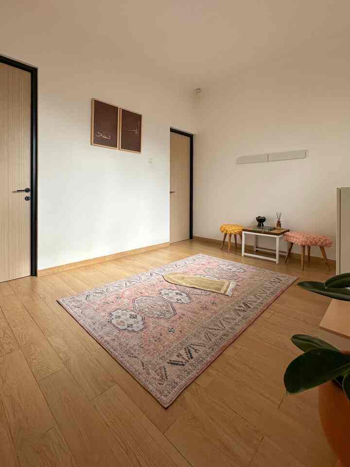 Ruang ini adalah ruang untuk sholat berjamaah. Tidak banyak dekorasi diruang ini semua kebutuhan beribadah disimpan diruangan ini. Ada satu wall mounted cabinet, untuk menyimpan kebutuhan beribadah. 


#mushola
#ruangberibadah
#musholaminimalis
#ikea
#karpetbohemian