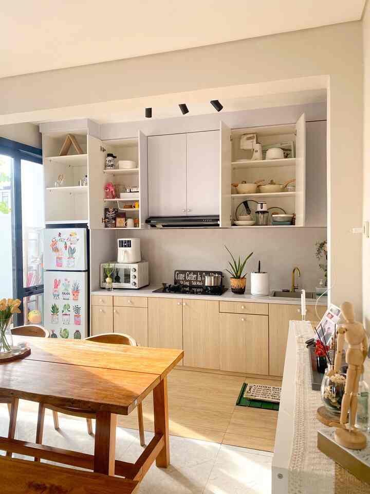 Pada area dapur rumah kami , kami menggunakan full kabinet . Ini kami perlukan karena kami sangat memerlukan tempat penyimpanan yang optimal pada area dapur kami ini

Karea area rumah kami yang terbatas dan menggunakan konsep open space , penggunakaan full kabinet ini sangat diperlukan. Sehingga barang2 yang kami miliki tersimpan rapih

Memilih warna putih dan wood membuat tampilan dapur kami yang segaris bisa membuat dapur terlihat bersih dan rapih

#kitchenset
#kabinetkitchen
#kitchenorganization
#dapurrapih
#penyimpanandapur
#segehouse