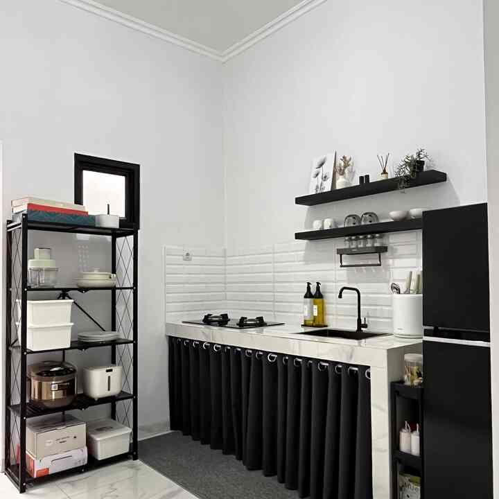 •kitchen organization•

Mempunyai dapur dengan ukuran terbatas, mewajibkan pemilik rumah untuk bisa mengatur barang-barang yang ada di dapur sehingga dapur tetap terlihat lega dan rapi.
Beberapa tempat penyimpanan yang di gunakan di dapur kami :
✨Rak dapur lipat
Rak dapur 5 susun yang bisa dilipat ini dapat digunakan untuk penyimpanan barang-barang elektronik maupun peralatan memasak
✨Rak troli
Rak troli dengan ukuran kecil yang bisa digunakan untuk menyimpan toples dan bahan masakan lain
✨Rak gantung
Rak gantung yang bisa digunakan untuk menyimpan bumbu ini dapat membuat dapur menjadi lebih rapi dan aesthetic
✨Ambalan
Ambalan yang dipasang di dinding ini dapat digunakan untuk menaruh perintilan ataupun alat makan, sehingga dapur terlihat lebih aesthetic
✨Gorden
Pemasangan gorden untuk kolong dapur ini sangat bermanfaat bagi kami yang belum memiliki kitchen set. Area kolong dapur dapat digunakan untuk menyimpan barang tapi tetap terlihat rapi

#DapurMinimalis
#AmbalanDinding
#GordenKolongDapur
#RakDapurMinimalis
#RakLipatSerbaguna
#KitchenOrganization
#DapurRapi
#PenyimpananDapur