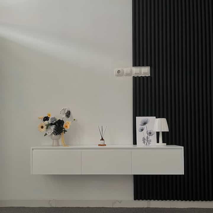 Salah satu bagian di living room yang berhasil kita make over. Dengan memasang wpc dan meja gantung, serta menambah beberapa perintilan dekoratif membuat living room kami yang masih kosongan ini semakin nyaman. 

#LivingRoom
#LivingRoomMinimalis
#InspirasiLivingRoom
#CatDindingMinimalis
#MejaGantung
#Monochrome