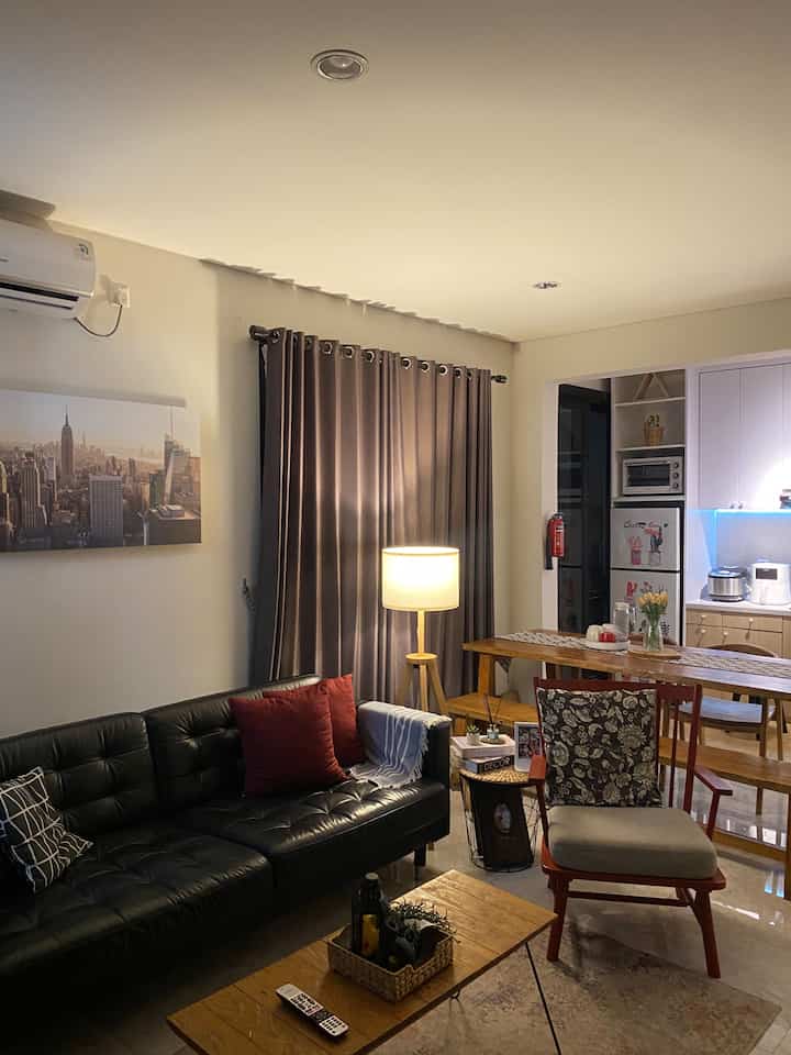 Night vibe di area rumah dengan konsep open space , untuk mendapatkan kesan hangat kami terkadang tidak menyalakan lampu utama tapi menyalakan lampu-lampu hias yang ada disudut-sudut rumah kami

Degan pilihan warna waem dapat membuat kesan hangat pada rumah. Kami sering menghabiskan banyak waktu untuk sekedar menonton bersama , dan ini membuat rasa nyaman yang hadir karna warna redup pada ruangan

Tidak menyalakan banyak lampu tapi memilih menyalakan lampu hias yang ada di setiap sudut rumah merupakan salah satu element yang dapat di ciptakan untuk membuat ruangan terasa lebih hangat 

#nightvibe
#lampuhias
#lampusudut
#suasanamalam
#inspirasirumah
#segehouse