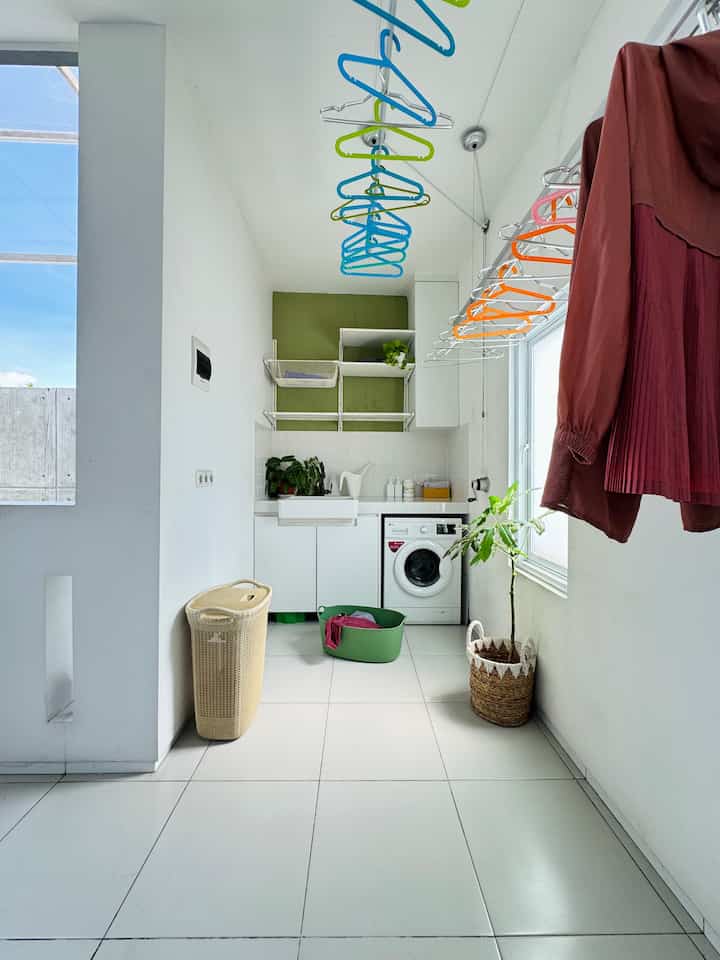Indoor Laundry Area? kenapa Enggak?

selama ini orang biasanya memiliki ruang cuci jemur outdoor atau bahkan semi outdoor. tapi di Rumah Semak, ruang cuci-jemurnya full indoor!

eits, tapi ada syaratnya:
* cuci baju dengan mesin dan spin dengan minimum 1000rpm sehingga tidak ada air yang menetes
* ventilasi harus bagus. kalau disini ruang laundry kami terletak di sebelah balkon dan ada jendela samping, sehingga udara segar selalu mengalir
* tetap ada sinar matahari
* gunakan jemuran yang bisa dilipat atau dinaik-turunkan

walau kecil, ruang laundry ini juga ada storage untuk baju kotor, stok detergen, sink untuk mengucek dan colokan untuk menyetrika (papan dan setrika disimpan di gudang)

soal dekor, kami hanya mendekor ruangan ini dengan vocal point di tembok hijau dan menghiasinya dengan beberapa tanaman hidup. 

semoga menginspirasi!

#laundryarea #whitedecor #laundryroomdecor #Modern #ruangcucibaju #smallspace #laundryroomstyling #laundryroom

