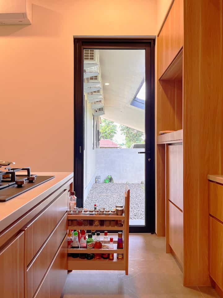 Kompartemen dan tempat penyimpanan di dapur kami. Masih belum lengkap tetapi perlahan terisi seperti yang kami suka💖 

#KitchenOrganization #KitchetSet #DapurRapi #PenyimpananDapur #HPLTaco #SinkDapur #StoolDapur #TanggaDapur #StorageDapur #SpiceRack #ToplesKaca #LemariDapur #Cutleries #Laci