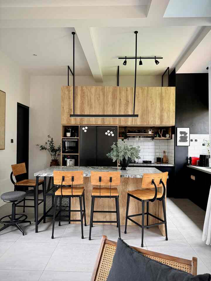 Storage kitchen yang betul betul aku pikirkan, dan custom sesuai dengan kebiasaan aku dan cara aku menyimpan 

Sampai saat ini gak ada kendala dan komplain, masih sesuai fungsi 

#bumitimi #kitchen #storagekitchen #kitchenorganization #dapurrapi #penyimpanandapur #lantaiabu #dapurindustrial #dapurkayu