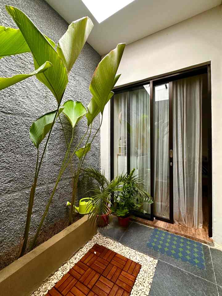 Taman kering di dalam rumah ini, cara untuk menciptakan suasana segar dan estetik. Kehadiran beberapa tanaman menambah nuansa minimalis yang menenangkan.

#tamankering
#tamandalamrumah
#keramiklantai
#slidingdoor
#pintukaca
#calathea
#deckingkayu
#kerikilputih
