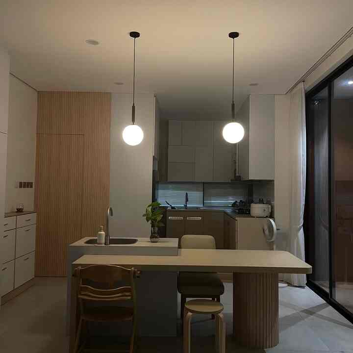 Dapur minimalis dengan sentuhan fungsional terdiri dari rak bumbu terorganisir dan pisau tersembunyi dengan elegan di balik kabinet, menciptakan ruang yang tak hanya praktis, tetapi juga tampak bersih dan modern🫧🍀 #KitchenSet #KitchenSetMinimalis #KitchenOrganization #DapurRapi #PenyimpananDapur #Storage #DapurStorage