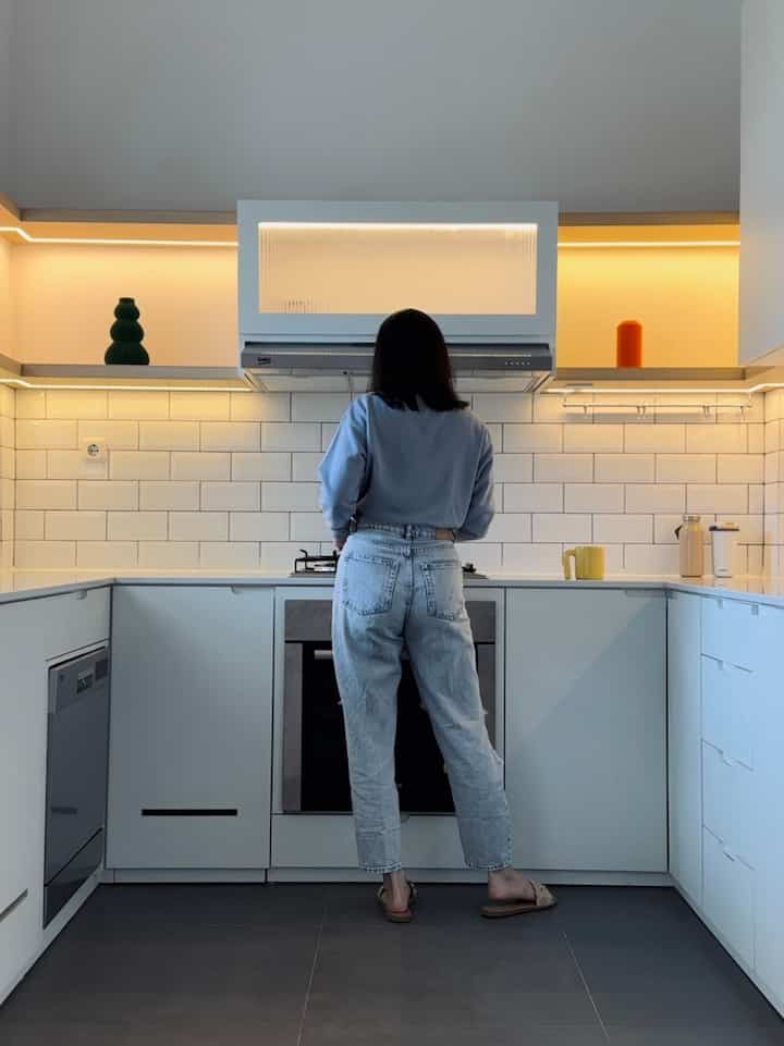 Dapur rapih bikin mood happyyy! Setuju kan? Hindari numpuk2 barang di luar, terapin decluttering berkala, dan atur #KitchenOrganization secara efisien.

Kalau aku seleranya dapur minimalis dengan kabinet yang tidak bulky ke atas. Makanya, aku pakai hambalan. Dari segi budget pun lebih murah, pas untuk rumah compact. Karena aku rutin decluttering, kitchen set seperti ini cukup sihhh untui menyimpan semua peralatan masak dan makan. ♥️

#DapurRapi #PenyimpananDapur #DapurMinimalis #IdeDapur #DekorasiDapur #KabinetDapur #DesignKitchenSet #RumahSeupil