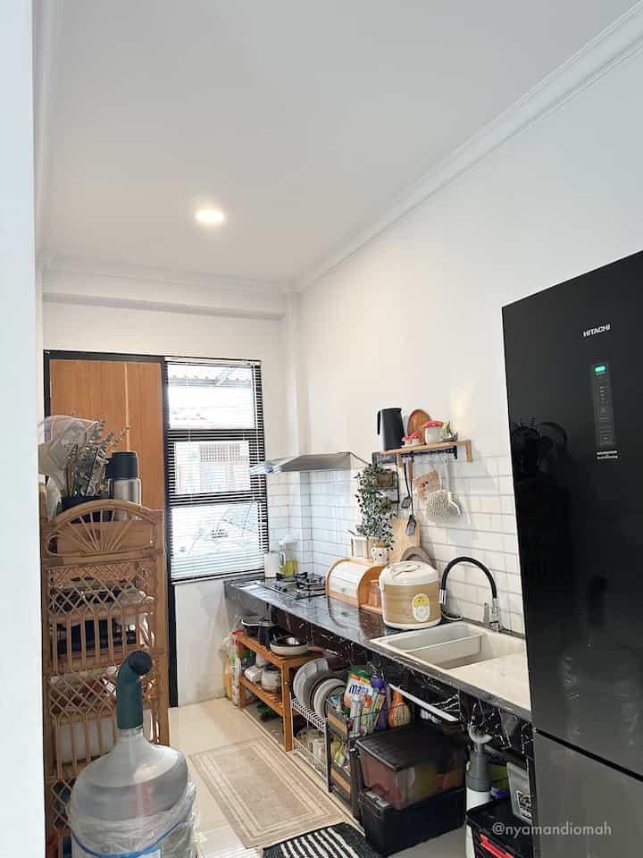 Di dapur segaris ini, disediakan berbagai macam dak di bawah kolong dapur untuk memuat banyak kebutuhan. Contohnya adanya rak kayu sepatu 2 tingkat yang ditransformasi menjadi rak untuk wajan dan panci. Ada juga rak piring dan gelas, rak sabun, kotak penyimpanan makanan di sebelahnya. 

Untuk bagian atas dapur / top table, hanya diletakkan beberapa alat dapur untuk preparation food seperti tempat bumbu dapur, tempat sendok-garpu, tempat minyak, talenan dan juga rice cooker. 

Beberapa alat dapur lainnya diletakkan di ambalan dan digantung di kitchen bar, yang juga sekaligus sebagai hiasan di dapur. 

#KitchenRack #RakDapur #DapurSegaris #KitchenOrganization #DapurRapi #PenyimpananDapur #MiniKitchen #nyamandiomah

