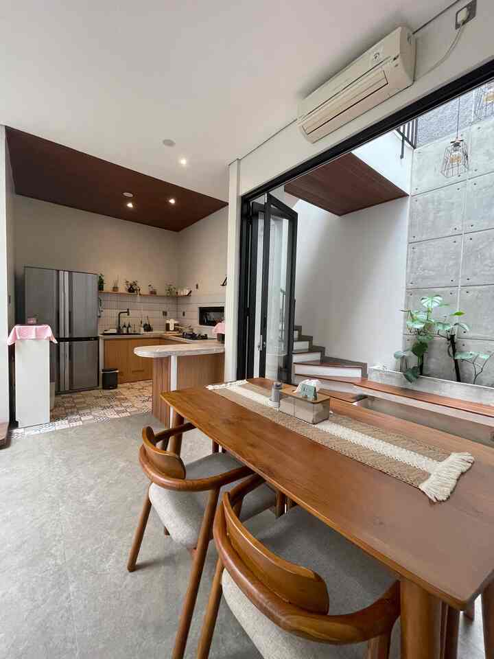 Sejujurnya, kami nggak punya banyak penyimpanan di dapur. Karena kebetulan peralatan memasak kami hanya sedikit.

Sejak awal membuat kitchen set, kami sengaja custom agar diperbanyak ruangan dan laci-laci tarik di bagian bawah. Antisipasi jikalau nanti akan tambah barang lagi di dapur. 

Tapi karena keterbatasan ruang, kami berupaya mendesain sesimpel mungkin. Misalnya dengan membuat bukaan pintu lipat pada rak bagian bawah kitchen set.

Juga karena dapur dan dinning area menjadi satu, maka sebisa mungkin setelah mencuci piring, kami akan mengembalikan barang-barang tersebut ke ‘rumahnya’ masing-masing. Agar dapur tetap terlihat rapi dan bersih.

Buat kami, ini adalah salah satu risiko memiliki rumah dengan konsep open space. Di mana ada tiga area yang menyatu, menjadikan ketiganya akan selalu jadi center of interest ketika masuk ke dalam rumah. 

#KitchenSet #KitchenSetMinimalis #PlavonPVC #WarnaCatRumah #WallpaperDinding #WallpaperEstetik #Cat #KitchenOrganization #DapurRapi #PenyimpananDapur #SayaHouse 