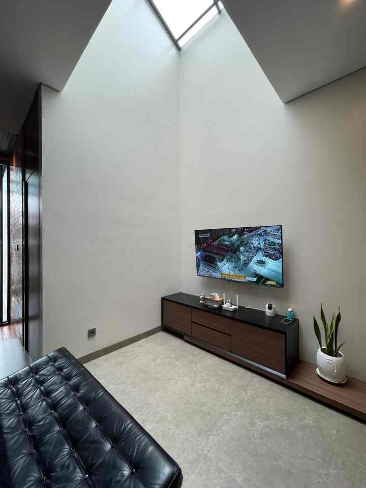 Ruangan ini jadi tempat favorit untuk berkumpul bersama keluarga. Kami menambahkan skylight untuk tambahan cahaya pada siang hari, supaya lebih hemat listrik.

Kebetulan rumah kami juga cukup dekat dengan bandara, jadi lumayan sering dapat hiburan melihat lalu-lalang pesawat lewat skylight di ruangan ini. 

Tetangga online juga punya skylight di ruang keluarganya? Share yuk, pengalaman kamu menggunakan skylight di rumah. 

#RuangTamu #DinningArea #RumahOpenSpace #Cat #WarnaCatRumah #RumahTanpaSekat #SayaHouse 