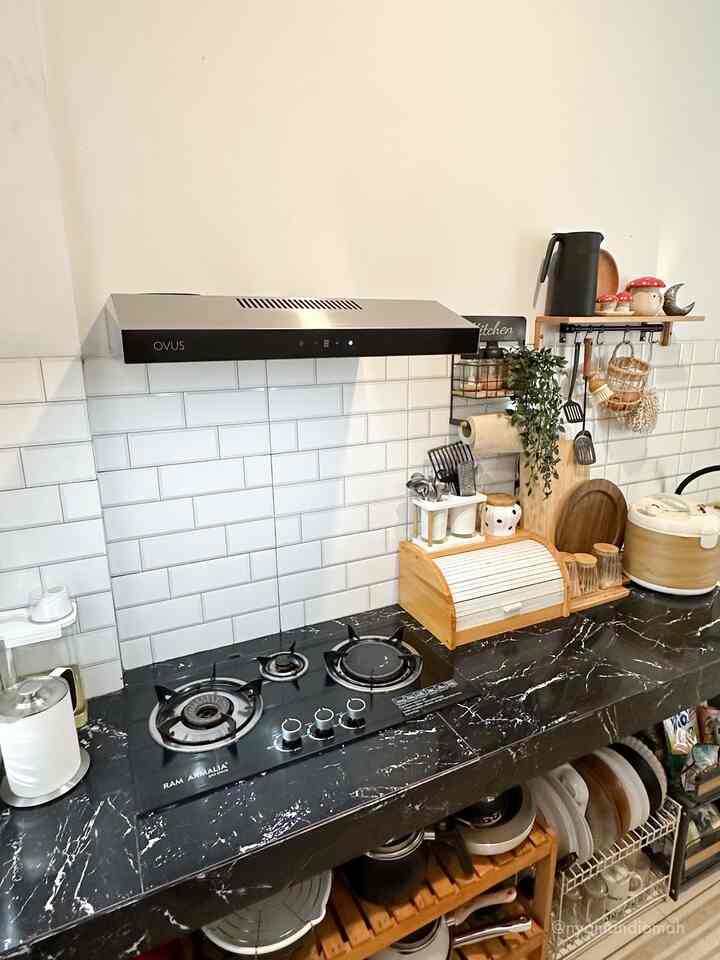 Dapur segaris dari angle atas, dengan backsplash warna putih dan top table warna hitam marble. Untuk top tablenya adalah keramik sisa pemberian dari orang tua. Dan untuk backsplashnya menggunakan keramik putih motif bata yang sama persis seperti di tembok kamar mandi rumah @nyamandiomah

Untuk kompor menggunakan kompor tanam kaca warna hitam agar menyatu seamless dengan warna top tablenya. Lalu ada jendela dengan list warna hitam dengan tirai warna putih yang senada dengan tone dapur. Kegunaan 1 jendela dekat kompor adalah untuk membantu sirkulasi udara dan membuang bau masakan.

#nyamandiomah #dapursegaris #minikitchen #kitchendecor #toptable #backsplash #keramikdapur #komportanam #cookerhood