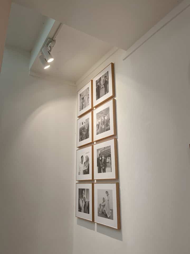 Area tangga @dirumaa.ina^^

Disini ada dekorasi area yang paling kami sukaaaaaa😍

Kami menyebutnya Wall Gallery. Foto-foto perjalanan kami berdua yang sengaja dibuat hitam putih supaya lebih memorable.

Ditangga paling atas terdapat jendela hidup yang cukup besar sehingga menambah pencahayaan dan sirkulasi udara.

#WallGallery #AreaTangga #BingkaiFoto #FrameFotoEstetik #CetakFoto #WarnaCatRumah #Jendela