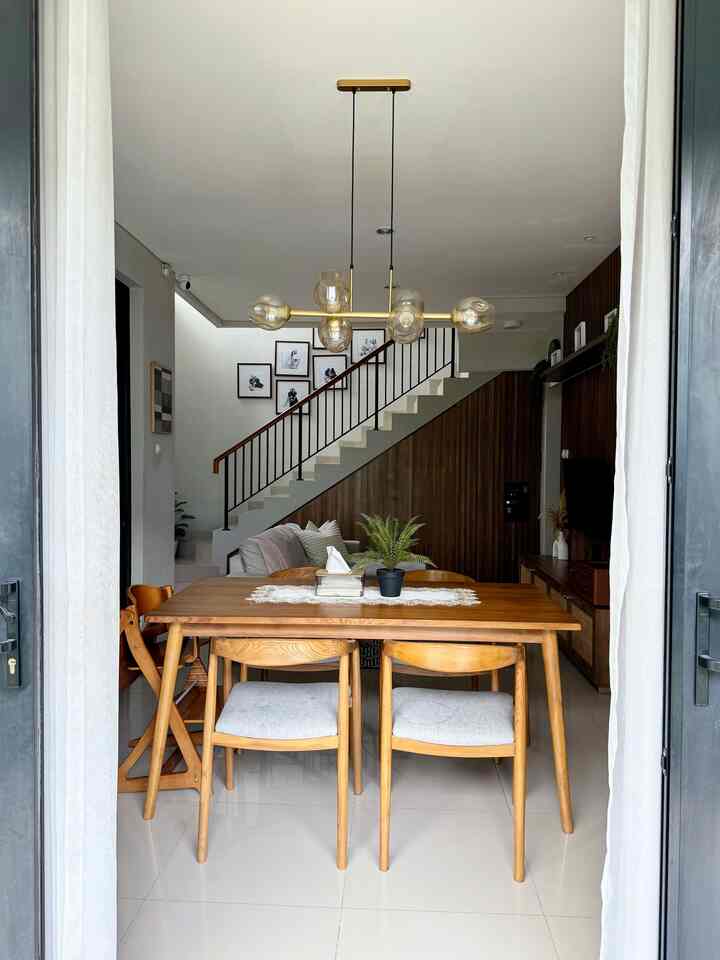 Rumah dengan konsep open space adalah sebuah pendekatan arsitektur pada rumah mungil untuk membuatnya tampak lebih luas dengan memanfaatkan ruangan tanpa batas. Sederhananya, rumah open space tidak memiliki pemisah antar ruangan seperti dinding atau pintu.

Menurutku, enak juga lho rumah dgn konsep open space seperti ini. Terlihat lebih lega bukan? 🤎

#Kitchen Set 
#KitchenSetMinimalis / #PlavonPVC /
#WarnaCatRumah / #WallpaperDinding /
#WallpaperEstetik / #Cat
#RumahOpenSpace
#RumahTanpaSekat
#RumahLega 
#HPL #HPLKayu #Bandung #cimahi #rumahdeveloper #rumahcluster #scandinavian 
