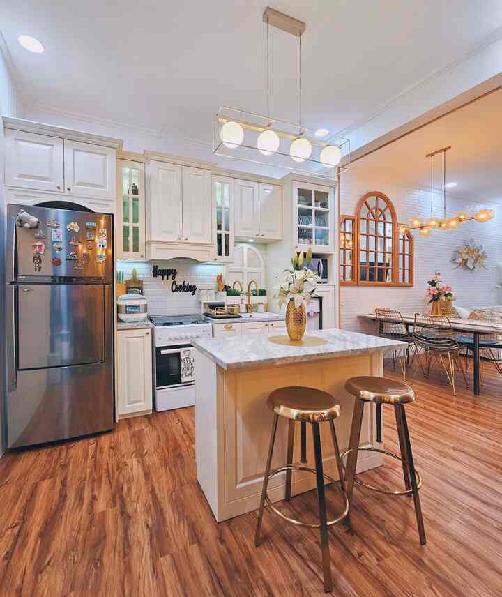 ‼️ Perpaduan warna putih & gold bikin dapur mungil segaris di rumah #casadeharsa ini terlihat luas, clean, estetik, dan elegan. 

Media penyimpanan juga aku pilih warna putih & gold supaya selaras antara bagian yang terlihat (kabinet bagian luar) maupun bagian bagian yang tidak terlihat (kabinet bagian dalam).

#lampugantung #stool #vinil #vinyl #knob #kitchenorganization #dapurrapi #penyimpanandapur #dapur #dapurmungil #dapurcantik #dapurmodern
