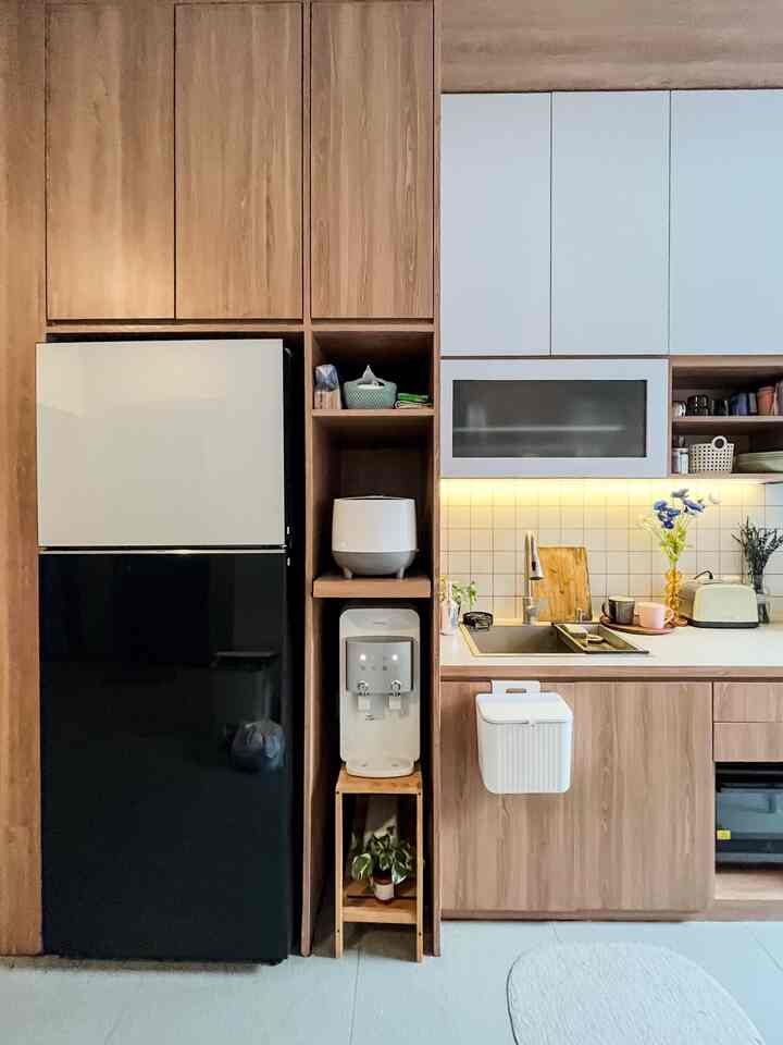 Di dapur M&A banyak sekat-sekat dan rak-rak yang fungsinya sebagai tempat penyimpanan dimana kita udah tau mau simpen apa disitu. Jadinya pas beli barangnya sudah sesuai dengan ukuran rak/sekat tsb. Bikin dapur dan ruang makan jadi gampang dirapiinnya. 😊✨
#KitchenSet #KitchenSetMinimalis #SekatKitchenEstetis #RakStainless #TempatSampahGantung #KitchenOrganization #DapurRapi #PenyimpananDapur