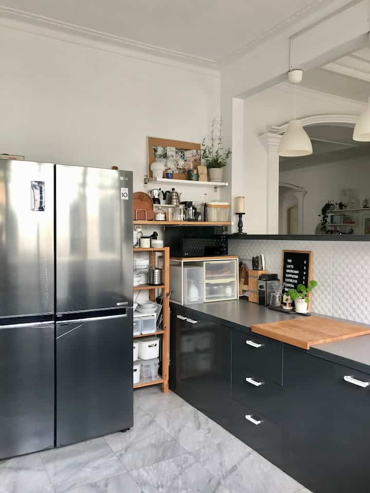 Tempat penyimpanan di dapurku sebagian besar tertutup dan ada satu bagian yang terbuka. Rak terbuka ini juga dijadikan focal point yang bikin dapur terlihat tidak monoton.

#openshelves #KitchenOrganization #DapurRapi #PenyimpananDapur #ikeahome #ikea #kabinetcor