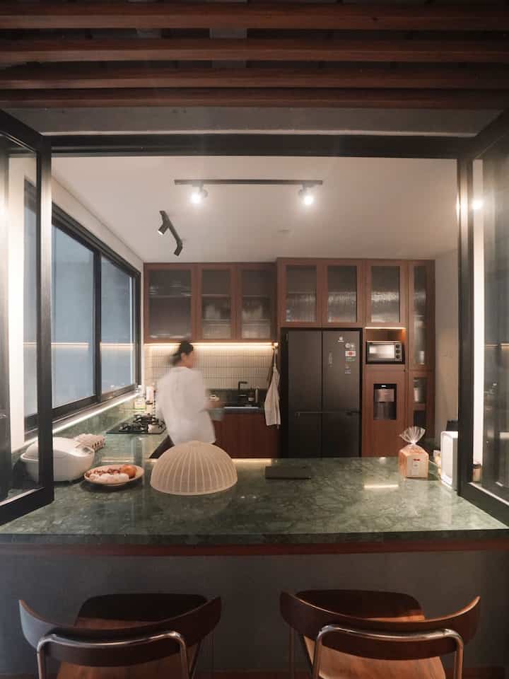 dapur yang rapi tentunya merupakan impian semua wanita. kami sengaja meminta desain interior untuk dibuatkan banyak kabinet / storage agar dapur tetap terlihat rapi dan bersih.


#tudungsajiaesthetic
#ricecooker
#kulkasempatpintu
#woodceiling
#kitchenorganization
#dapurrapi
#penyimpanandapur
#dapurminimalis