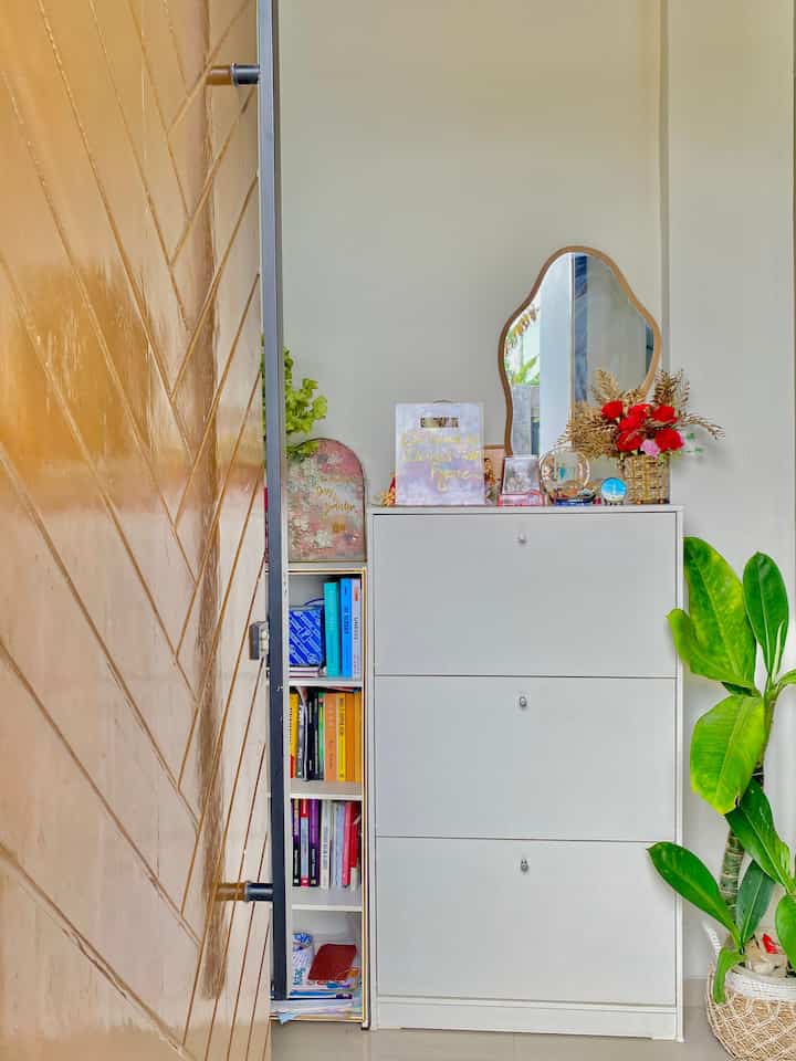 Area kiri pintu masuk ini area ruang baca tapi belum finishing dan belum digunakan jadi kami  memutuskan untuk menaruh rak buku dan rak sepatu disini. Agar terlihat tidak polosan aku tambahkan cermin dan printilan agar makin estetik 🥰 

#RakBuku #RakSepatu #LemariPenyimpanan #CerminEstetik #PrintilanEstetik #PrintilanLucu #RumahMinimalis #DeiraaHouse #LemariBuku #LemariSepatuTertutup