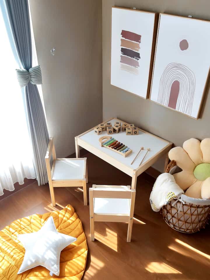 🌼 Kids Corner Makes Them Happy 🍭

Sudut yang didekorasi khusus untuk bermain anak. Letaknya di lantai 2. Mainan secukupnya dikumpulkan di sini. Ada set meja kursi sesuai usianya, untuk kebutuhan menulis, menggambar, dsb. Ditemani oleh bantal dan karpet daun yang eye catching serta sebuah keranjang untuk menyimpan mainan.

Bersebelahan dengan jendela besar sehingga cahaya berlimpah dapat masuk. 

#bantalbintang #alphabetblocks #mejakursiikea #ikealatt #romangranit #ruangbermain #areabermain #mejakursianak #mainananak #sudutbermain #penyimpananmainan