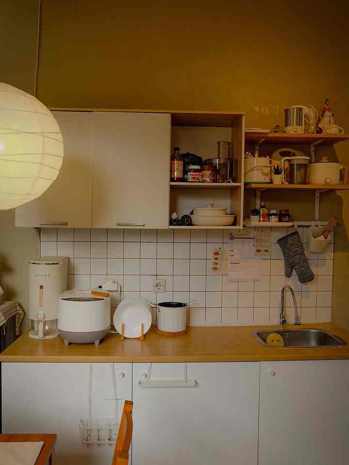 Penyimpanan di area dapur mungil kami.. kabinet penyimpanan hanya ada dua.. kabinet knoxhult di area bawah dan kabinet atas dari Pira. Kapasitas 2 kabinet cukup besar jadi kami bisa menyimpanan semua printilan dapur bahkan galon di kabinet ini.
Karena dapurnya kecil kami mensiasati dengan penyimpanan gantung seperti rak sunnersta di atas wastafel, kemudian sponge scrub daddy dengan cantolannya langsung yang melekat di wastafelnya. 
Ada juga dispenser beras yang slim tapi kapasitas besar mencapai 10 kg.
Kami juga berusaha tidak impulsif membeli sesuatu sesuai kebutuhan kami dirumah saja. 

#kitchensetikea #kabinetdapurikea #kabinetdapurpira #kitchensetjapandi #kitchenorganization #dapurrapi #penyimpanandapur