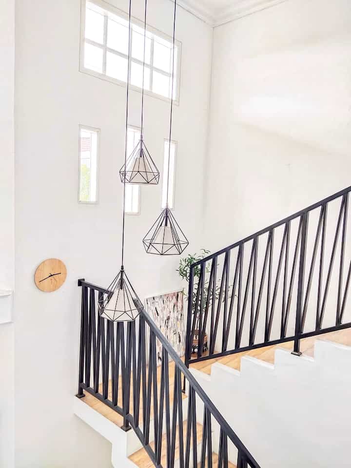 🔆 Stairs Inspiration 🔆

Tangga ini bisa dibilang tangga low budget, karena:
🎀 Memakai granit motif kayu, bukan parquet, spc, atau sejenisnya.
🎀 Granit hanya di step tangga, tidak di bagian ketinggian tangga.
🎀 Railing tangga hanya menggunakan besi hollow dan tidak menggunakan handle kayu.

Karena keterbatasan dana, aku memikirkan bagaimana caranya tetap memiliki tangga dengan motif kayu seperti parquet tapi tetap low budget, akhirnya aku memilih granit motif kayu yang budgetnya lebih bisa ditekan.
Granit itupun hanya aku gunakan di step tangganya saja, jadi kalau dilihat dari lantai 2, tangga ini dominan motif kayu, tapi jika dilihat dari bawah, maka akan dominan putih karena badan tangga hanya dicat putih saja tanpa granit, tapi lumayan lah ya, jadi ada 2 look yang berbeda, ehehehe.

Aku sengaja memberi jendela mati di tangga ini, supaya ada udara dan cahaya yang masuk, karena jendela yang kotak-kotak adalah kaca mati sedangkan yang panjang adalah ventilasi dengan kawat nyamuk, jadi kalau sore bisa ala-ala golden hours masuk ke dalam rumah seperti di slide terakhir ✨

Supaya tidak monoton, aku mengganti-ganti jenis pohon untuk di area bordes.
Untuk di bawah tangga aku membuat bench untuk bersantai supaya area bawah tangga lebih fungsional.
Untuk rumah dengan lahan terbatas, wajib hukumnya memaksimalkan setiap area, termasuk bagian tangga.

Oiya, ada cerita lumayan lucu (bagiku) di area ini. Jadi, waktu proses pemasangan granit, ternyata granitnya kurang 3 buah, karena sudah capek sekali dan tabungan sudah tipiiiisss sekali, mau gamau kan harus beli 1 box nih, akhirnya aku punya ide mengumpulkan potongan-potongan granit yang tersisa, lalu aku susun sampai pas sekali untuk bordes, makanya di bagian bordes jadi seperti mozaik seperti di slide 4, bukan karna ingin artsy tapi karena kekurangan dana, wkwkwkwk 🥹😂

#Stairs
#Tangga
#InspirasiTangga
#TanggaLowBudget
#DesainTangga
#GranitMatte
#LantaiGranit
#RailingTangga
#HandleTangga
#CatMinimalis
#TanggaMinimalis
#RumahMinimalis
#Mezzanine