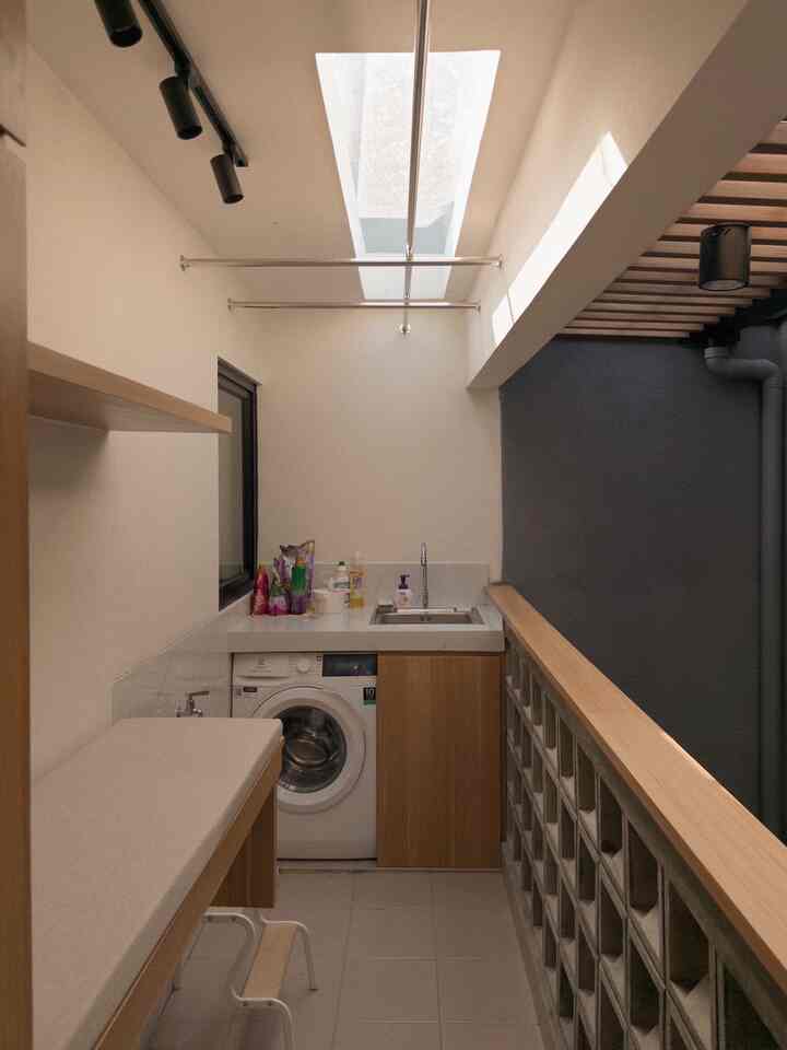 laundry room kami terletak di lantai 2. berada di area paling belakang dengan tujuan agar tidak terekspose oleh tamu. kami menggunakan skylight agar ketika hujan tidak perlu terburu-buru untuk mengangkat jemuran. hanya saja ketika siang hari, area ini terasa begitu panas.

#mesincuci
#dindingroaster
#lampuoutbow
#lampurelspot
#woodceiling
#laundryroomminimalis
#serviceareaminimalis
