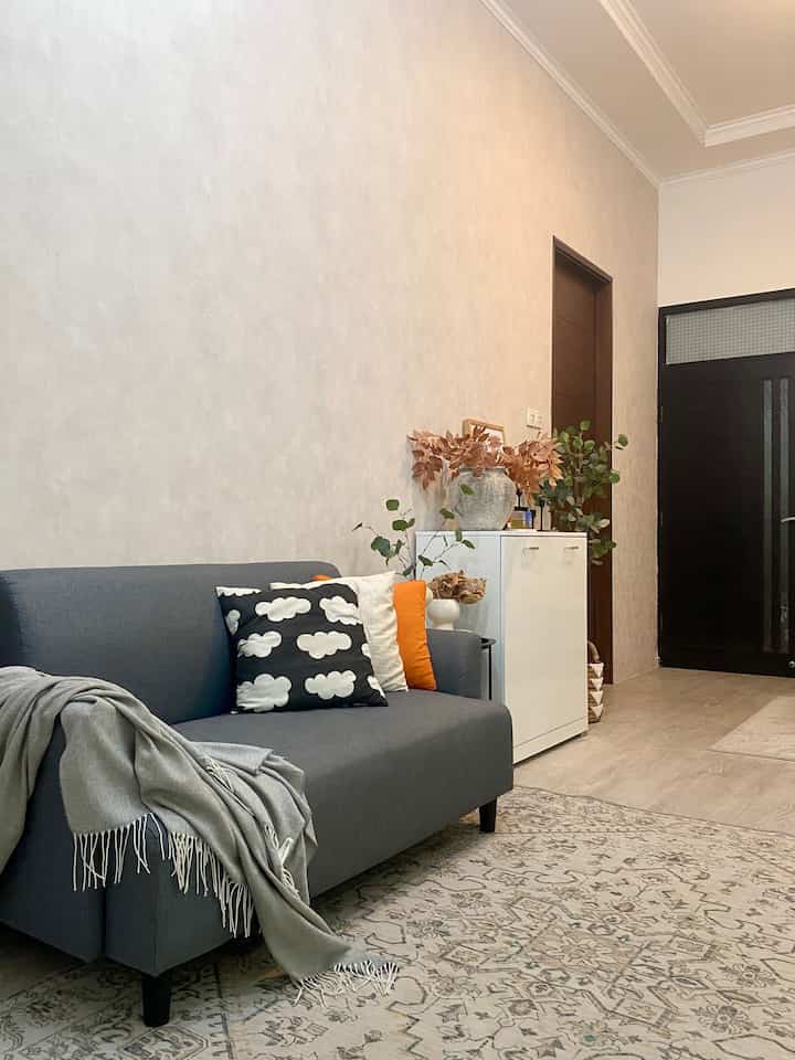 Ruangan favorit kami di rumah yang menyatu dengan living room, tetap menggunakan furniture dengan warna senada dan dibuat senyaman mungkin

#rumahopenspace #inspirasilivingroom #rumahminimalis #openspace #rumahsatulantai #livingroomdesign 