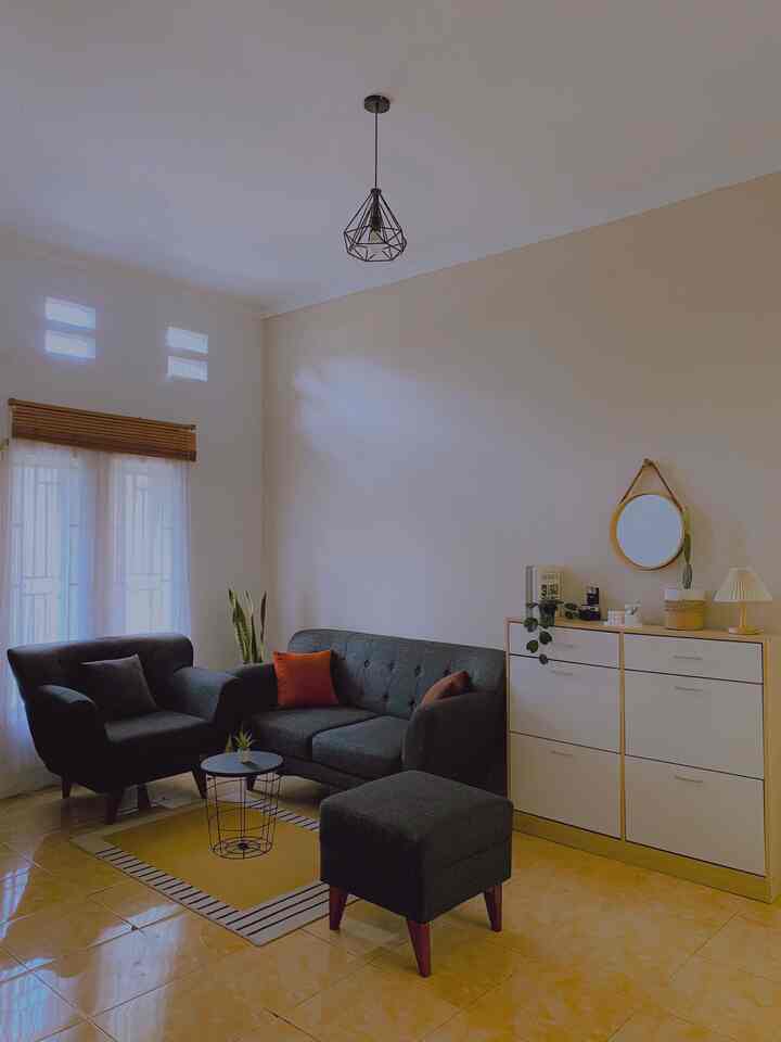 Percaya gak kalau menambahkan sedikit saja tanaman hijau di ruangan akan merubah suasana dari ruangan itu;)
Seperti di living room ini aku menambahkan beberapa tanaman indoor, selain berguna untuk pembersih udara juga dapat mempercantik ruangan.

#livingroomstyling
#makeoverlivingroom
#tanamanindoor
#warnacatrumah
#rumahdeveloper
#rumahtanpaarsitek
