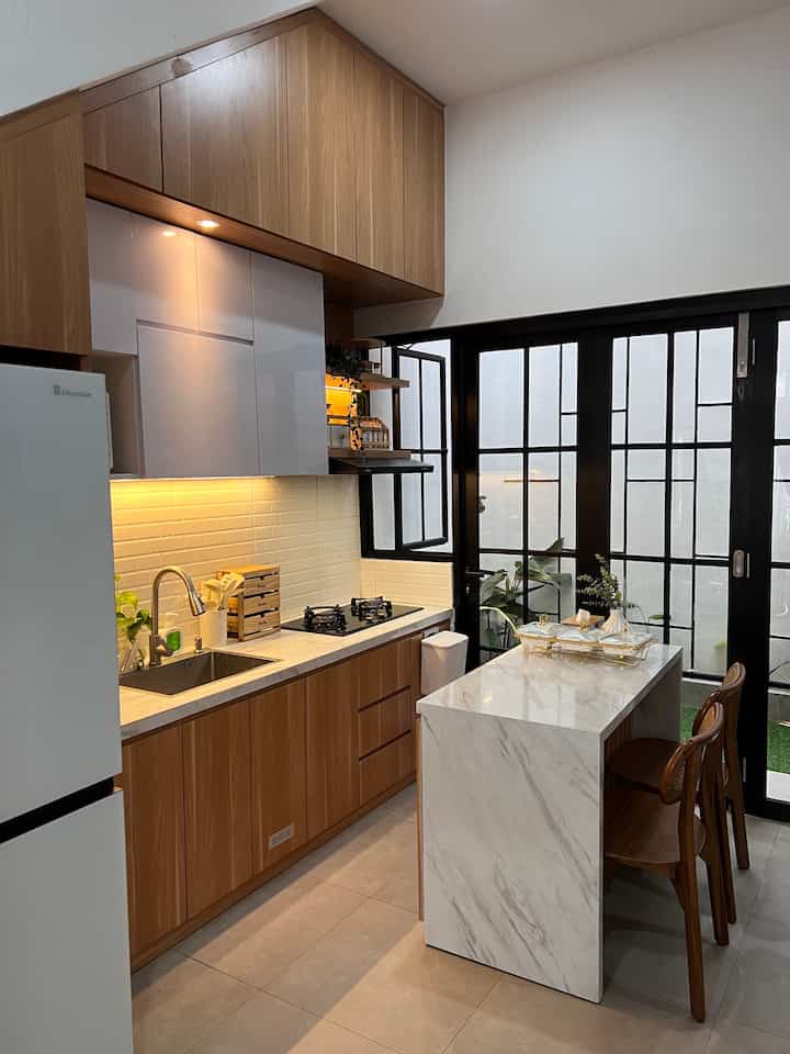 Dapur mungil dirumahku, cukup segaris meja cornya dengan panjang 2,4m. Aku pakai kithcen island sebagai meja multifungsi untuk preparasi dan meja makan juga. Biar rapi semua barang ada rumahnya dan teroganisir dengan baik. Peralatan masak dan barang dapur diletakkan pada kabinet atas dan bawah kithcsen set. Pada kithcen island juga ada storage penyimpanan. Kabinet untuk simpan botol saos, botol minum akan membuat dapur menjadi rapi. 

#dapur #kitchenset #kitchenisland #kitchensethpl #dapurmungil #dapusegaris #dapurminimalis #dapurwoodwhite #dapurjapandi #dapurscandinavian #kitchenorganization #dapurrapi #penyimpanandapur

