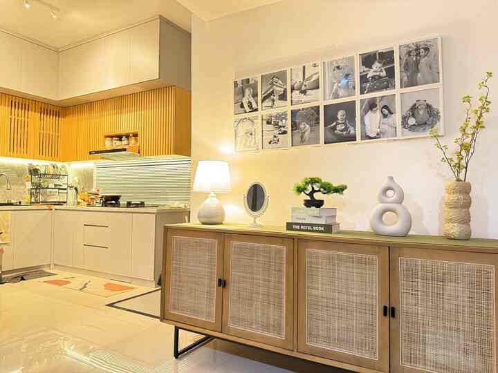 3 versi area foyer ku, mana favorit kalian?
1. Versi photo keluarga black and white
2. Versi tanpa credenza, sofa mentok tembok, cermin bulat
3. Versi simple credenza + lukisan kanvas

#LampuAesthetic #PohonBonsai #CerminBulat #LukisanKanvas #FoyerAesthetic #InspirasilLivingRoom #IdeRumah
