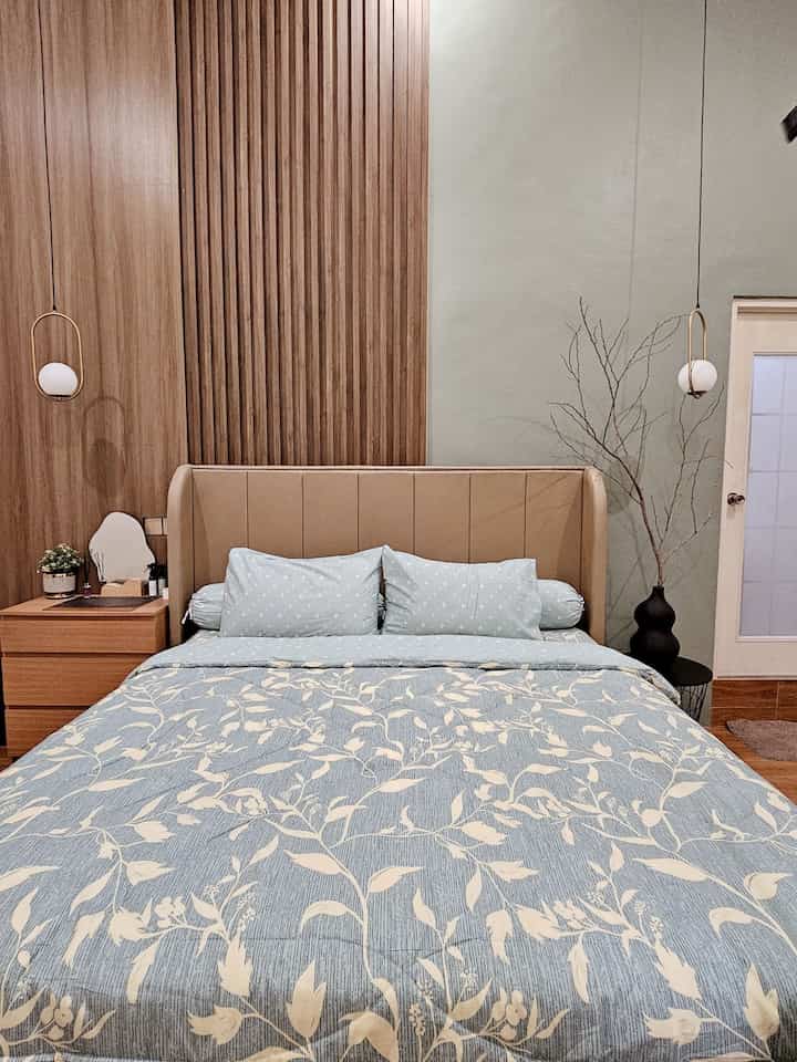Ganti sprei dan bedcover set menjelang lebaran, bkin mood jadi lebih enak, dan berasa lebih fresh. Pemilihan bedsheet yg baik termasuk investasi juga loh. Karena dg nyaman, kualitas tidur kita pasti terjaga. Selain itu pemilihan lighting yg tepat jg menentukan kenyamanan saat istirahat. Kali ini aku pilih yg senada dg tembok kamar. Gimana looksnya? Cakep bukan 💕

#bedroom #masterbedroom #bedsheet #bedcoverset #inspirasikamarutama #bedcoverkatun #bedroominspo #kamartidur #lampugantung #warmlight