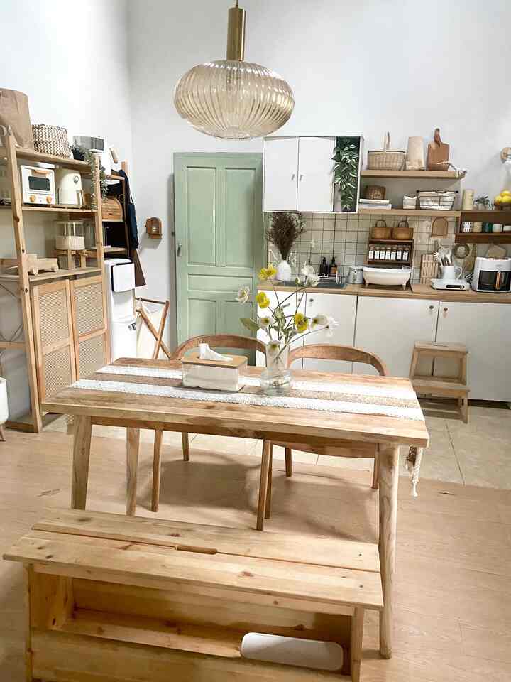 INSPIRASI RUANG MAKAN (DINING ROOM) affordable nan estetik under 2 juta
Ruang makan area ini kami pake dengan material kayu jati. Siapa sih yg gak tau bahan kayu jati, yg pastinya awet dan kualitas kayunya ga main main

Untuk meja makan kami ukuran panjang 120 cm, lebar 60 cm dan tinggi 75 cm, tak lupa jg di beri aksen taplak meja yg memberikan kesan estetik dan manis. Agar suasana meja makan lebih homey dan bisa menikmati makanan dengan baik, kami tambahkan lampu gantung diatasnya

Untuk kursi kami memilih 2 kursi makan dan 1 bench dengan material yg sama. Budget pembelian total under 2 jt kami pilih yg non finishing agar memberi kesan natural dan masuk tema rumah kami 🤎🤍

#materialmejamakan #mejamakanestetik #kursimakan #kursimakanjati #inspirasidiningroom #diningroomstyling #dekorasidiningroom