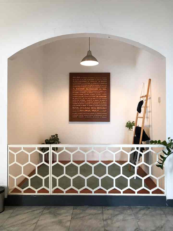 Musholla ini dekorasinya bertahun-tahun tetap seperti ini. Satu item yang berubah adalah karpet. Hanya dengan mengganti warna karpet saja bisa merubah suasana di musholla ini. Dengan ukuran yang hanya 2,2x2m, ruangan ini memang didekorasi seminimal mungkin agar lebih fokus untuk ibadah saja.

#prayingroom #musholla #ikeahome #ikea #indoorplants