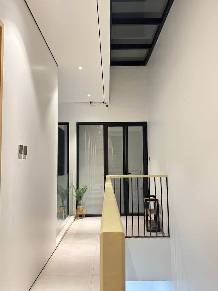 Koridor di am house memiliki atap setengah skylight, menambah pencahayaan natural di siang hari dan warm di malam hari, suasana ini tambah syahdu dengan spotlightnya💡 #hallway #warm #lampnight #spotlight #lampudinding #koridor 