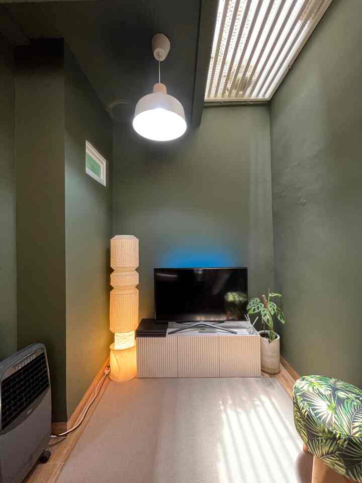 ✨ Living room selalu jadi tempat fav dirumah 🤗 sofa, karpet, popcorn! Jadi deh bioskop TV ala-ala!


#karpetsalur #mejatv #karpet #stoll #lampugantung #minilivingroom #livingroom #Livingroominspiration #lampulantai