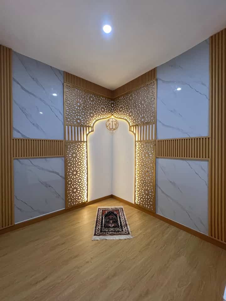 Progress makeover mushola dirumahku. Ukuran ruangannya 3x3 m. Aku pakai mihrab dari material plywood. Untuk kombinasi aku gunakan woodpanel dan uv marmer panel. Karena ada kesalahan pemilihan flooring, jadi untuk keramik aku ganti dengan lantai SPC. Makin rapi saat pemasangan SPC, untuk plint lantai ditutup dengan skirting. Gak lupa biar dramatis, tambahkan lampu LED stripe pada mihrabnya. Nurut kamu gimana musholaku?

#mushola #tempatsholat #tempatibadah #lantaispc #mihrab #woodpanel #uvpanelmarmer #mihrapmushola #makeover #musholaestetik #musholarumah