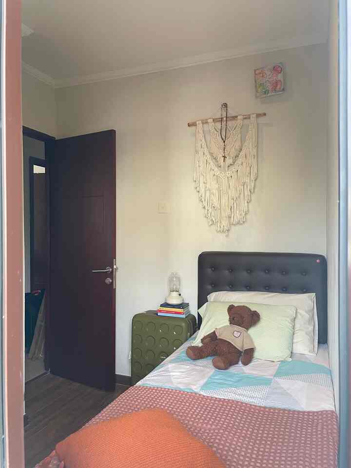Kamar tidur ukuran paling kecil ini letaknya disebelah master bedroom, karena kamar tamu ini jarang digunakan sehingga tidak pernah di decor seperti ini. 
Dekorasi di kamar ini menggunakan bright colors dan juga penggunaan koper yg beralih fungsi sebagai table dan ditata buku serta lampu meja agar memberi kesan estetik. 


#dekorasikamar #decorideas #bedroom #kamartidurmini #apartemen #ruangtidur #kamartamu 