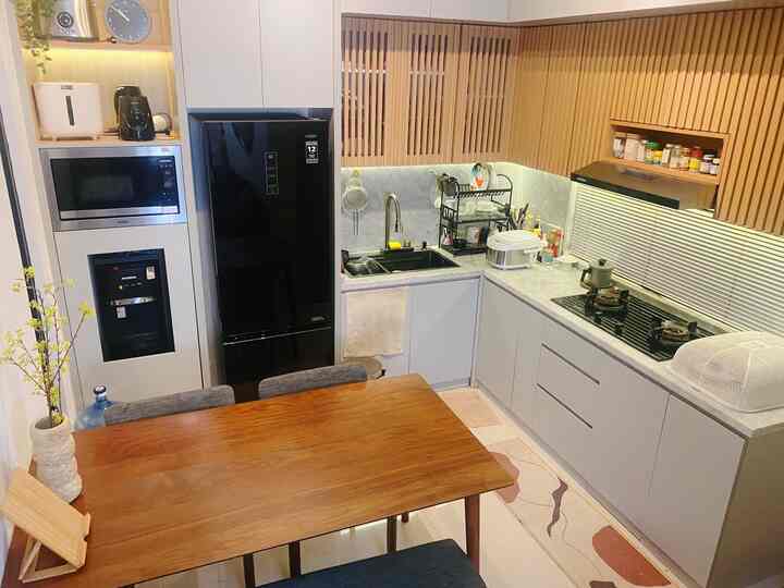 Kitchen organization✨
Isinya multiple kabinet sampai plafon. 
Ada 3 tingkat kabinet di dapur kami: abu bawah, coklat kisi2, abu atas.
Ada pula rak kulkas dan dispenser serta rak bumbu. 🤗
#SlimlineBlindOnna #TudungSajiInforma #KesetDapurDekoruma #TanamanHiasIkea #TempatSampahPedalAce #KitchenOrganization #DapurRapi #PenyimpananDapur