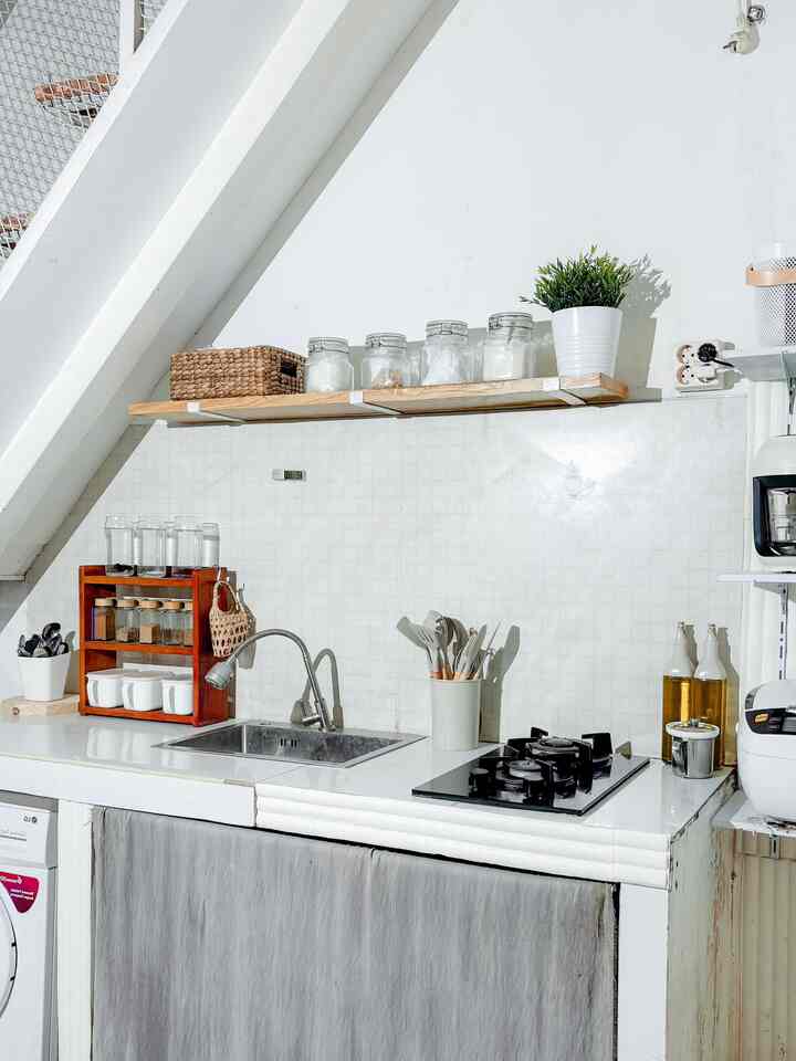 Siapa yang bingung nyusun dapur yang belum pake kitchen set ? SINI AKU KASIH TIPS
Memang impian sekali, punya dapur yang sudah full kitchen set, karena sudah pasti tampak lebih rapih. Tapi buat kita kaum dapur sementara atau masih apa adanya, juga ga kalah rapih ko. Yang penting kita pandai menyusun barang barang di dapur. Salah satunya membuat beberapa ambalan untuk menyimpan berbagai alat masak atau bumbu bumbu. Tentu tetap di sesuai kan dengan tema dapur ya. Saran aku sih, untuk dapur sementara ini mending pilih warna warna terang jd bisa membuat kesan luas, bersih dan rapih ✨
Karena kita tau bahwa memperindah rumah perlu modal yang tidak kecil, jd sambil bersabar mari tetap ciptakan suasana yang nyaman di dapur ini 💕

#AmbalanDapur #DIYAmabaln #DapurSementara #DapurKecil #DapurTanpaKitchenSet #KitchenOrganization #DapurRapi #PenyimpananDapur