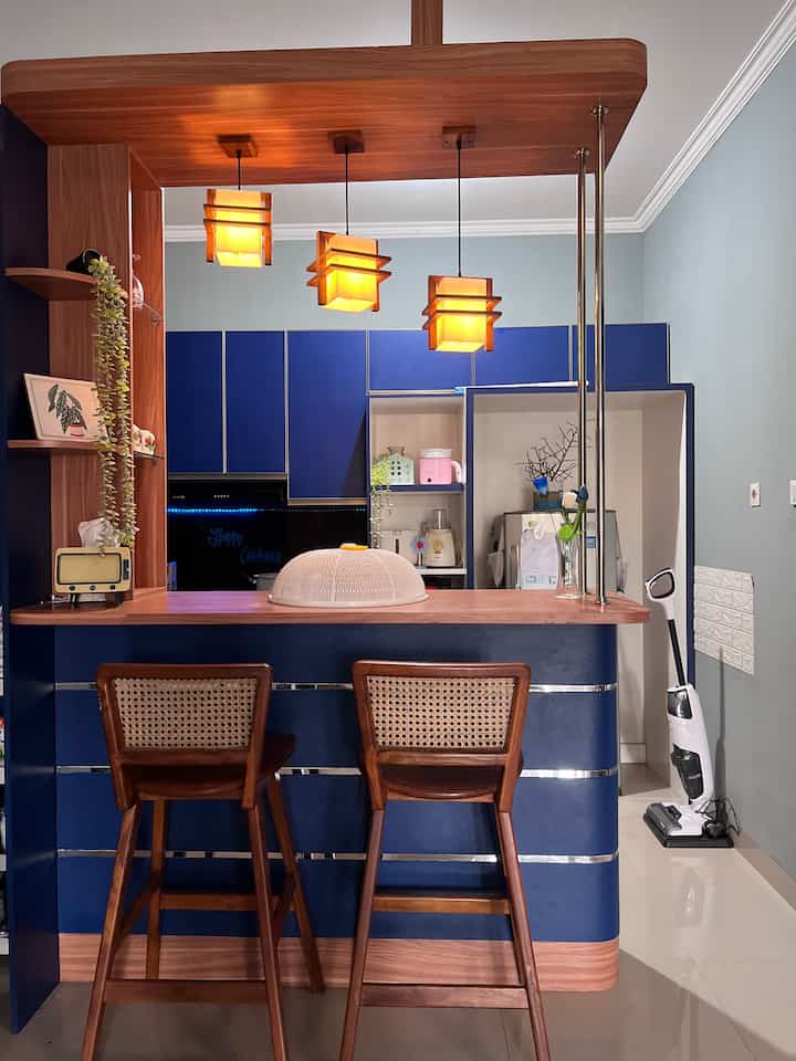 Dapur adalah jantungnya rumah. Paduan warna navy dengan kayu menjadi khas dapur ini. Dapur ini berbentuk U yang didalamnya bisa disebut ruangan 3 ini 1 karena desainnya untuk mencuci piring, memasak dan menyajikan hidangan bisa dilakukan secara bersamaan di ruangan ini.
Untuk penataan dapurnya kami simpan barang-barang plastik di bagian atas kabinet sedangkan untuk piring dan gelas yang mudah pecah bagian bawah kichen set.
#KitchenOrganization
#DapurRapi
#PenyimpananDapur
#KitchenSet
#KitchenSetJapandyStyle
#Minibar
#dapurminimalis
#idedapur
