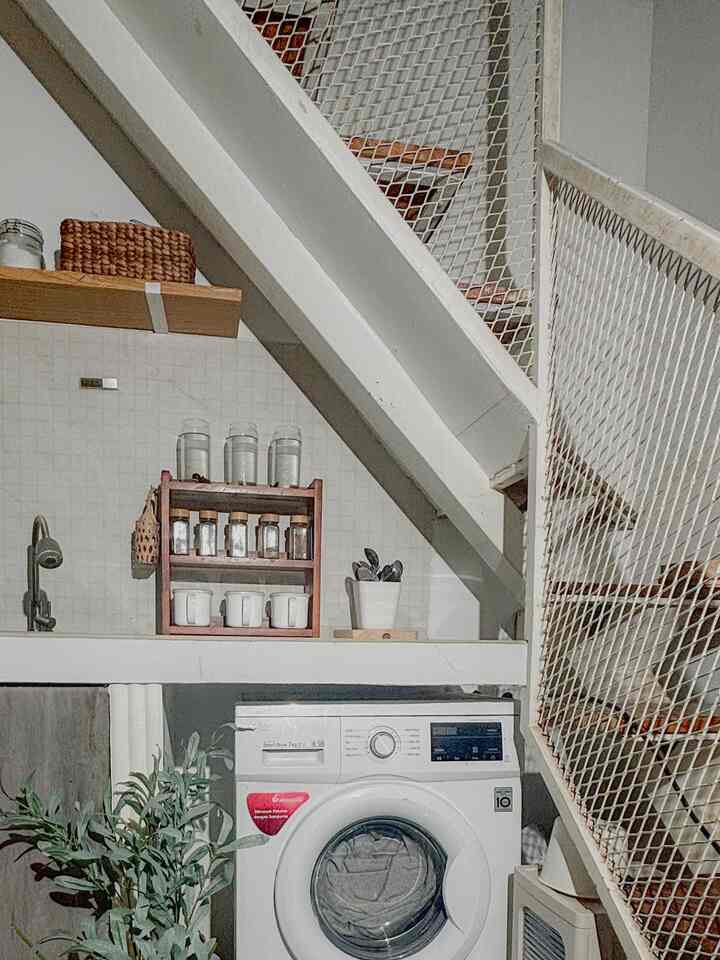 Untuk yang rumahnya masih mungil kaya rumahku ini. Dan bingung mau taro mesin cuci dimana, siapa tau ini bisa jadi inspirasi. Menyimpan mesin cuci di bawah meja dapur 😁 Tapi jangan lupa request membuat keran khusus untuk selang mesin cuci yaa. Jadi kerannya tidak menyatu dengan keran sink. Menurut kami, menyimpan mesin cuci di bawah meja dapur termasuk pilihan yang tepat sih karena ini betul betul bisa menghemat ruang. Karena letaknya juga berada di bawah tangga, jd kita bisa memanfaatkan kolong tangga sebagai tempat penyimpanan, ya agar lebib rapih dan mudah di pindah pindah akhirnya kami memutuskan untuk membeli lemari rakit yang berbahan plastik ✨
Sambil menunggu laundry room yang sesungguhnya, posisi begini pun tetap membuat kami nyaman 💕

#LaundryRoom #SpotBawahTangga #MesinCuciDiBawahMejaDapur #MiniLaundryRoom #MesinCuciFrontLoad #MemanfaatkanRuang