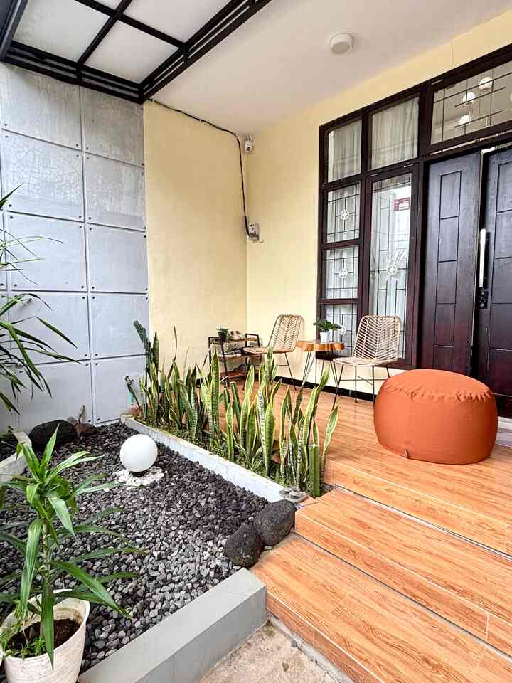 Disini adalah area teras yang berfungsi untuk bersantai ataupun untuk menerima tamu🥰 didepan teras terdapat taman kering, kami memutuskan memilih taman kering karena perawatan nya lebih mudah❤️✨ 

#AreaTaman #TerasRumah #InspirasiTeras #DryGarden #KursiRotanTeras #InspirasiTamanKering