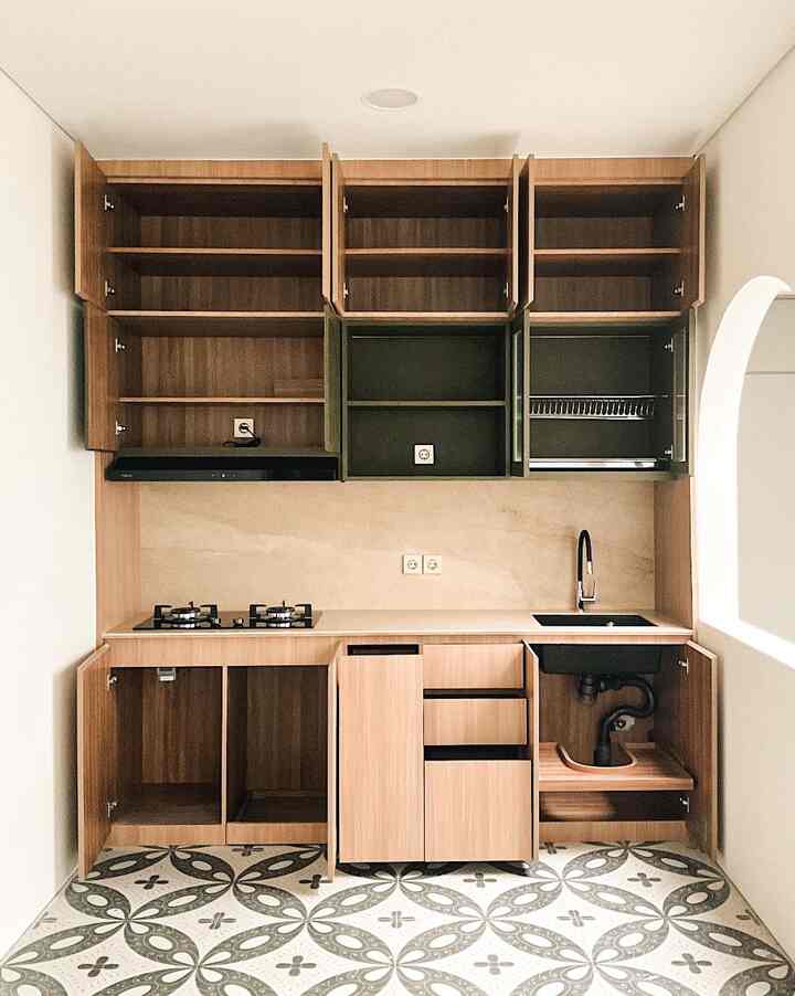 Sebagai seseorang yang suka rapih & pengennya minim barang di atas table top atau meja makan, akhirnya kami memutuskan unfuk membuat banyak storage di kitchen set kami.

Untuk memudahkan kami masak, khusus wajan, teflon, dll sudah dalam model sliding loh❤️

Lalu untuk bumbu-bumbuan dan per saos an duniawi, tersedia juga space di tengah-tengah yang akan memudahkan siapapun untuk mengambil. 

Tirisan piring di atas dan bukan di bawah pun sebenarnya punya filosofi agar memudahkan bagi yang cuci piring utk meletakkan hasil cucian. Dan karena koleksi piring makin banyak, sekarang tirisan tersebut sudah makin ramai isinya hihi

Semoga menginspirasi ya❤️

#KitchenSetMinimalis #PlavonPVC 
#WarnaCatRumah #WallpaperDinding 
#WallpaperEstetik  #Cat #kitchenorganization #dapurrapi #penyimpanandapur