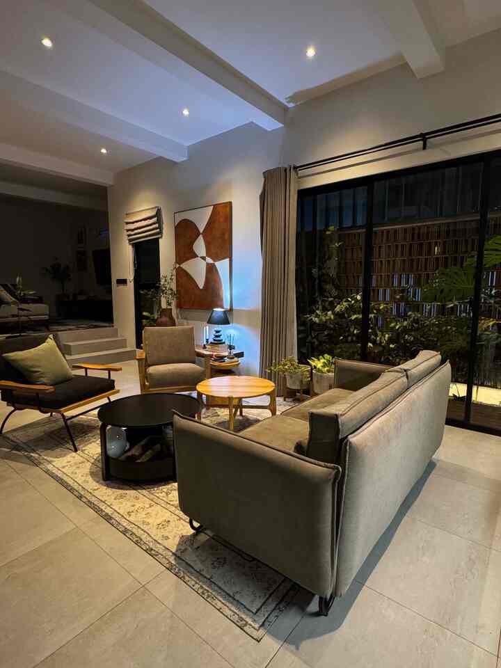 Night Vibe Living Room, tidak punya lampu utama, semua pakai lampu kecil dengan jenis lampu warm white dan natural white, untuk watt nya hanya pakai 7watt 

#bumitimi #livingroom #nightvibes #lantaiabu #tamanrumah #tamantropis #ideruangtamu #desainlivingroom #ruangtamu